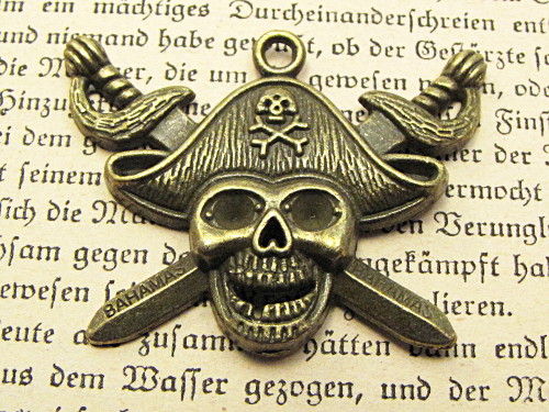 Anhnger Pirat mit Sbel, verziert, bronzefarben, ca. 45x35mm